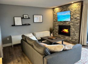 Ski In Ski Out King Beds, Gas Fireplace, Hot Tub, Sauna, 5 min Walk to Base